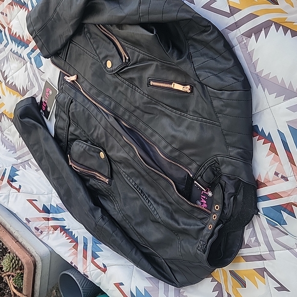 Leather jacket - Picture 3 of 3